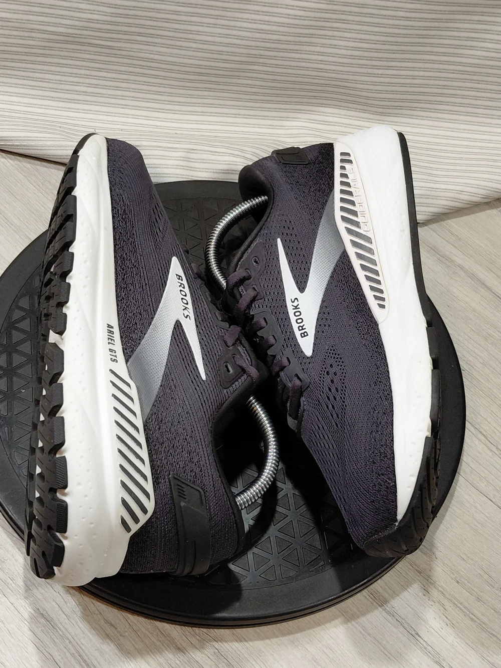 Brooks Womens Ariel GTS 24 Running Shoes in Charcoal/White SIZE 8.5 D WIDE FIT